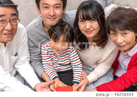 五人家族でハートマークを一緒に持つ幸せそうな家庭三世代 五人家族でハートマークを一緒に持つ幸せそうな家庭三世代 48258303