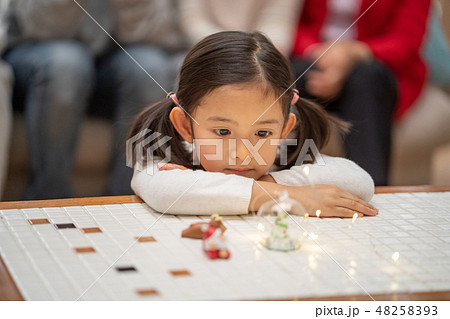 サンタクロースからのクリスマスプレゼントを待ちわびている幼稚園児の可愛い女の子の写真素材 4593