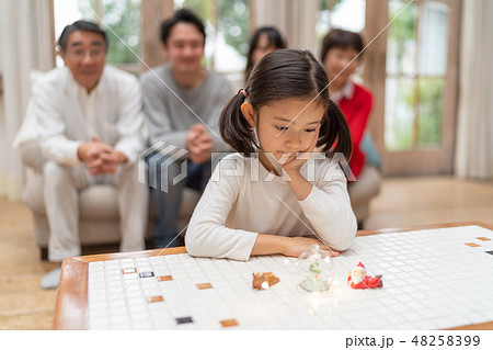 サンタクロースからのクリスマスプレゼントを待ちわびている幼稚園児の可愛い女の子の写真素材 4599