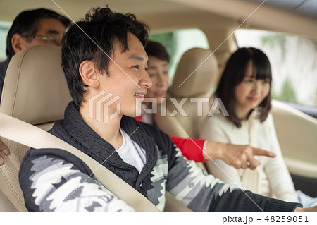 記念日に実家に帰省し高齢の両親を笑顔で旅行ドライブに連れていく仲の良い新婚夫婦男女家族四人 48259051
