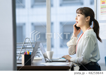 ビジネスウーマン デスクワーク オフィス ビジネスイメージ 48259644