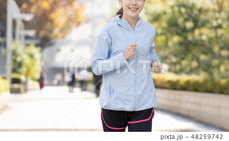 ジョギング 若い女性 都会 ランニングイメージ ジョギング 若い女性 都会 ランニングイメージ 48259742