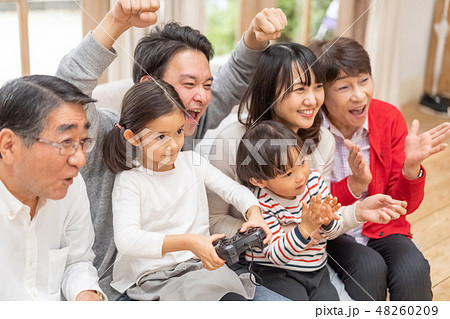 テレビゲームを楽しむ仲良し家族親子六人ガッツポーズ 48260209