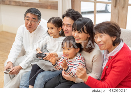 老若男女問わず楽しめるテレビゲームで盛り上がらう仲良し家族六人共通の趣味の写真素材