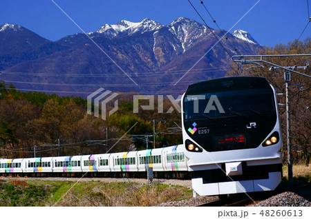 うっすら雪の積もった八ヶ岳とE257系・特急あずさ 48260613