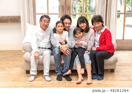 親子三世代家族実家に帰省する度に笑顔で記念撮影 親子三世代家族実家に帰省する度に笑顔で記念撮影 48261264