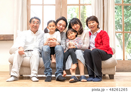 親子三世代家族実家に帰省する度に笑顔で記念撮影 親子三世代家族実家に帰省する度に笑顔で記念撮影 48261265