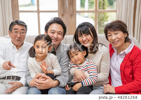 親子三世代家族実家に帰省する度に笑顔で記念撮影 親子三世代家族実家に帰省する度に笑顔で記念撮影 48261268