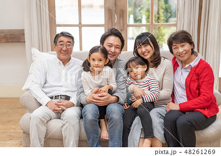 親子三世代家族実家に帰省する度に笑顔で記念撮影 親子三世代家族実家に帰省する度に笑顔で記念撮影 48261269