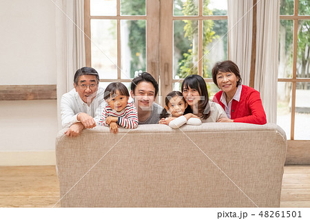 リビングのソファではしゃぎながら笑顔で記念撮影する仲良し三世代家族が可愛い リビングのソファではしゃぎながら笑顔で記念撮影する仲良し三世代家族が可愛い 48261501