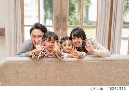 ソファで子どもたちと遊ぶ仲の良い四人家族パパママ大好きな幼稚園児 ソファで子どもたちと遊ぶ仲の良い四人家族パパママ大好きな幼稚園児 48261556