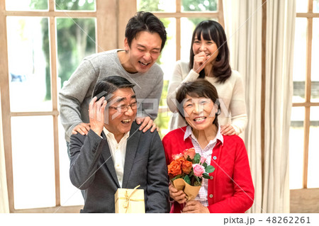父の日母の日花束プレゼント親孝行な息子娘夫婦笑顔が絶えない家庭仲良し家族の見本 父の日母の日花束プレゼント親孝行な息子娘夫婦笑顔が絶えない家庭仲良し家族の見本 48262261