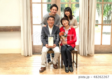 父の日母の日花束プレゼント親孝行な息子娘夫婦笑顔が絶えない家庭仲良し家族の見本 父の日母の日花束プレゼント親孝行な息子娘夫婦笑顔が絶えない家庭仲良し家族の見本 48262267