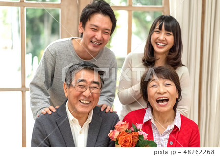 父の日母の日花束プレゼント親孝行な息子娘夫婦笑顔が絶えない家庭仲良し家族の見本の写真素材 48262268 Pixta