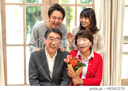 父の日母の日花束プレゼント親孝行な息子娘夫婦笑顔が絶えない家庭仲良し家族の見本 48262270