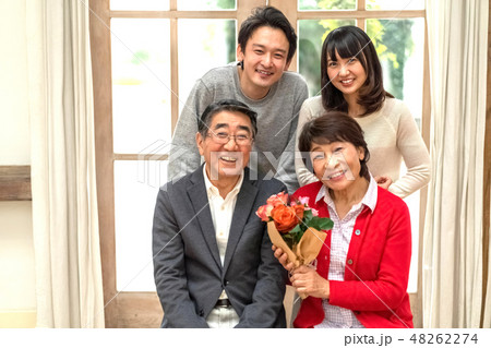 父の日母の日花束プレゼント親孝行な息子娘夫婦笑顔が絶えない家庭仲良し家族の見本 父の日母の日花束プレゼント親孝行な息子娘夫婦笑顔が絶えない家庭仲良し家族の見本 48262274