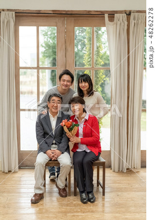 父の日母の日花束プレゼント親孝行な息子娘夫婦笑顔が絶えない家庭仲良し家族の見本 48262278