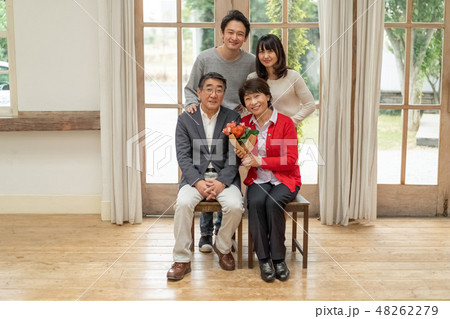 父の日母の日花束プレゼント親孝行な息子娘夫婦笑顔が絶えない家庭仲良し家族の見本 48262279