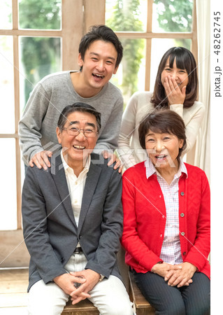 笑いで何でも吹き飛ばすパワフル親子四人家族の素敵な笑顔 笑いで何でも吹き飛ばすパワフル親子四人家族の素敵な笑顔 48262745