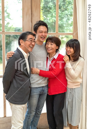 笑いで何でも吹き飛ばすパワフル親子四人家族の素敵な笑顔 48262749