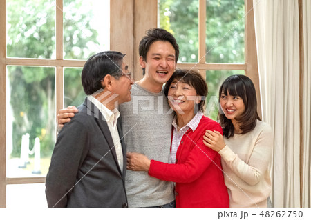 笑いで何でも吹き飛ばすパワフル親子四人家族の素敵な笑顔 48262750