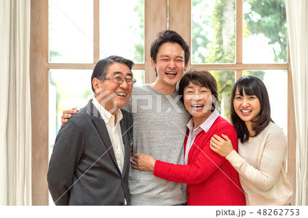 家族四人で大笑いする事で家族の絆を更に強める理想的な家庭素敵な笑顔 48262753
