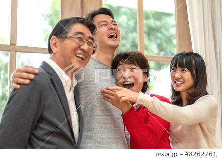 大笑いで何でも吹き飛ばすパワフル親子四人家族の素敵な笑顔 大笑いで何でも吹き飛ばすパワフル親子四人家族の素敵な笑顔 48262761