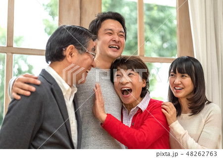 年を重ねるごとに仲が良くなる笑いの絶えない親子四人家族の素敵な笑顔 年を重ねるごとに仲が良くなる笑いの絶えない親子四人家族の素敵な笑顔 48262763