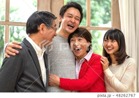笑いで何でも吹き飛ばすパワフル親子四人家族の素敵な笑顔 笑いで何でも吹き飛ばすパワフル親子四人家族の素敵な笑顔 48262767