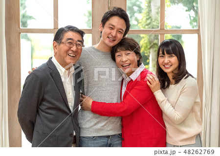 笑いで何でも吹き飛ばすパワフル親子四人家族の素敵な笑顔 48262769