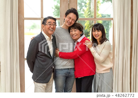 笑いで何でも吹き飛ばすパワフル親子四人家族の素敵な笑顔 48262772