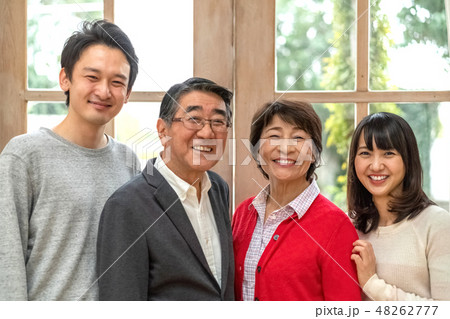 笑いで何でも吹き飛ばすパワフル親子四人家族の素敵な笑顔 笑いで何でも吹き飛ばすパワフル親子四人家族の素敵な笑顔 48262777
