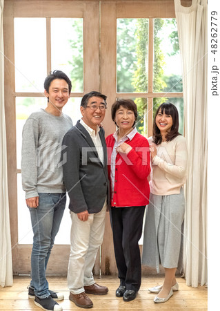 笑いで何でも吹き飛ばすパワフル親子四人家族の素敵な笑顔 48262779