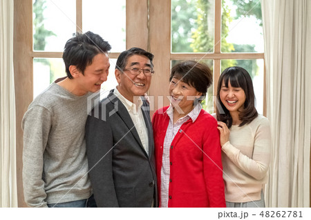 笑いで何でも吹き飛ばすパワフル親子四人家族の素敵な笑顔 笑いで何でも吹き飛ばすパワフル親子四人家族の素敵な笑顔 48262781