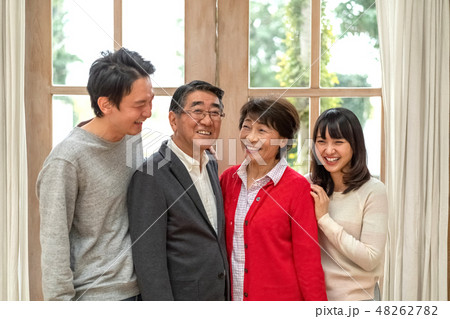 笑いで何でも吹き飛ばすパワフル親子四人家族の素敵な笑顔 笑いで何でも吹き飛ばすパワフル親子四人家族の素敵な笑顔 48262782