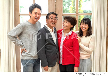笑いで何でも吹き飛ばすパワフル親子四人家族の素敵な笑顔 48262783