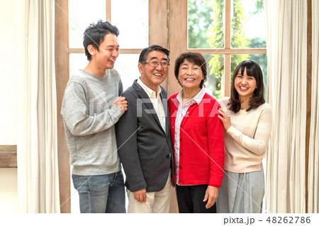 笑いで何でも吹き飛ばすパワフル親子四人家族の素敵な笑顔 48262786