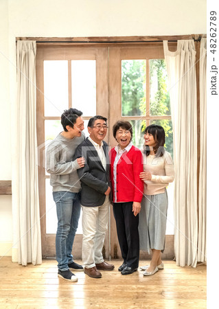 笑いで何でも吹き飛ばすパワフル親子四人家族の素敵な笑顔 48262789