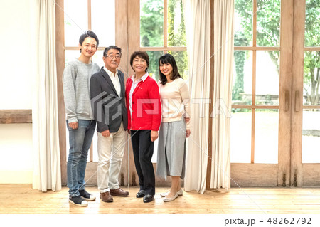 笑いで何でも吹き飛ばすパワフル親子四人家族の素敵な笑顔 笑いで何でも吹き飛ばすパワフル親子四人家族の素敵な笑顔 48262792