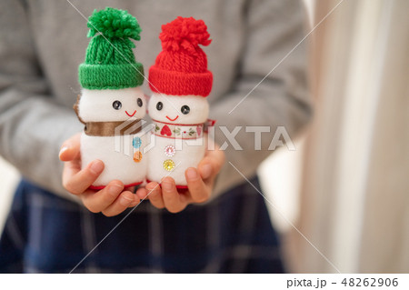 ヤクルトで作ったクリスマス用の雪だるまを見せてくれる可愛い幼稚園の女の子 ヤクルトで作ったクリスマス用の雪だるまを見せてくれる可愛い幼稚園の女の子 48262906