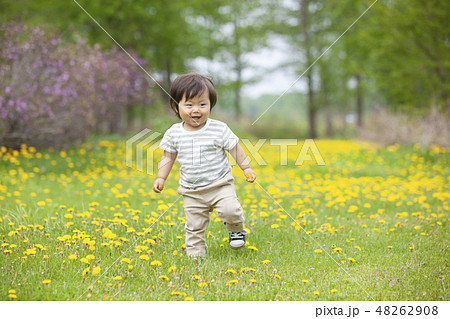 花畑で遊ぶ子ども 48262908