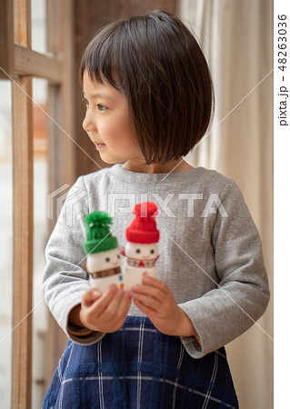 手作りの雪だるまを幼稚園のクリスマス会でお披露目する可愛い少女の子 48263036