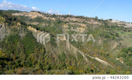 イタリア チヴィタ・ディ・バニョレージョの谷の山肌 イタリア チヴィタ・ディ・バニョレージョの谷の山肌 48263200