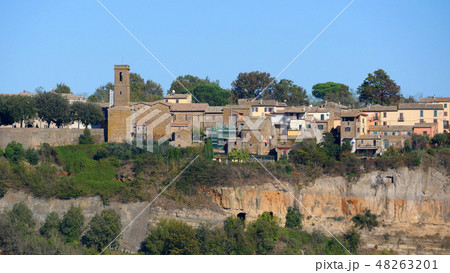 イタリア チヴィタ・ディ・バニョレージョの谷の山肌 イタリア チヴィタ・ディ・バニョレージョの谷の山肌 48263201
