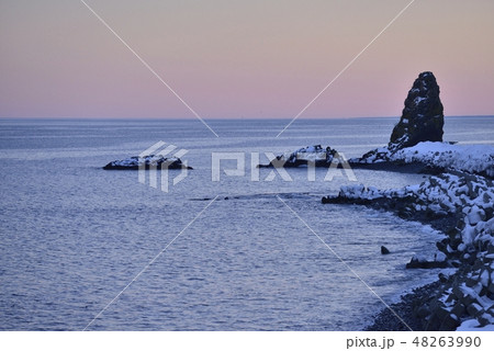 【北海道　羅臼町】夕暮れの海岸 48263990