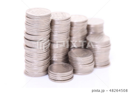 積み重ねられた100円硬貨によるアップダウンのグラフ 48264508