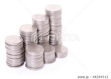 積み重ねられた100円硬貨によるアップダウンのグラフ 48264513