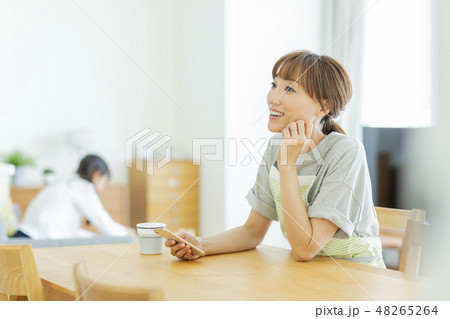 主婦 スマホ 48265264