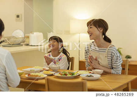 家族 夕食 48265269