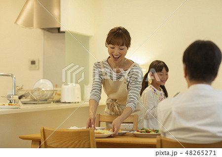 家族 夕食 48265271
